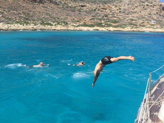 Mikros Naftilos Cruises